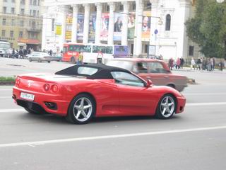 Автомобиль Ferrari.