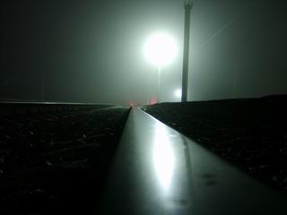 Станция Сагуны: ночь, фонарь и рельсы исчезают горизонтом...